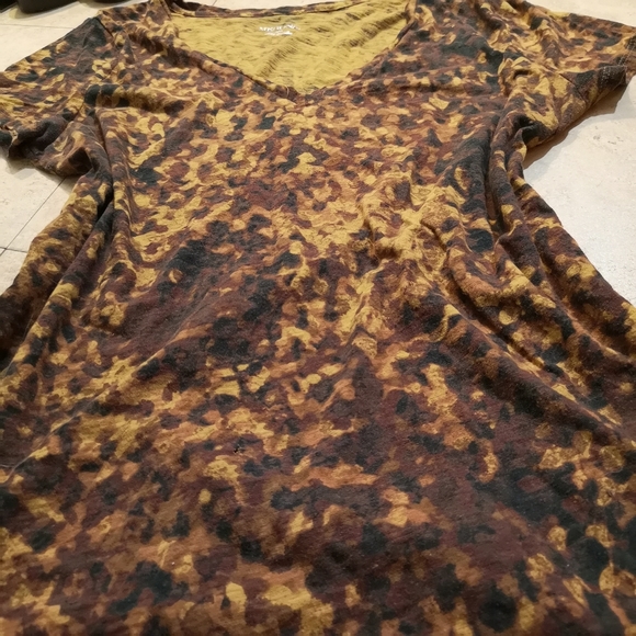 🔵 3/$30 Nice Shirt! Leopard Look V Neck! - Picture 13 of 14